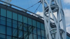 Wembley - Stadion mit einem Fassungsvermögen von 90'000 Plätzen.
Kosten : 1,2 Milliarden Euro
